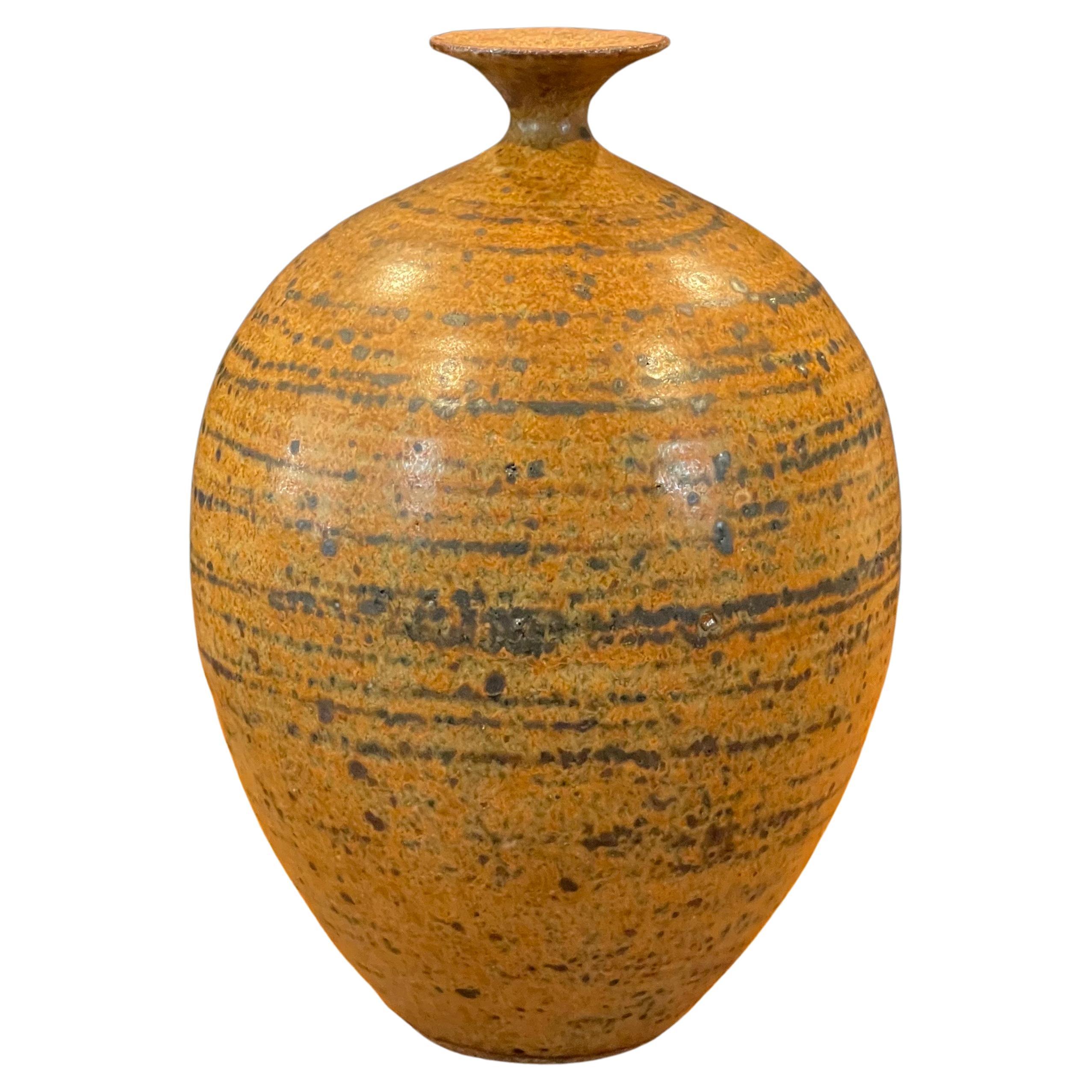 California Design Steingut-Schilfrohrtopf / Vase von Wayne Chapman