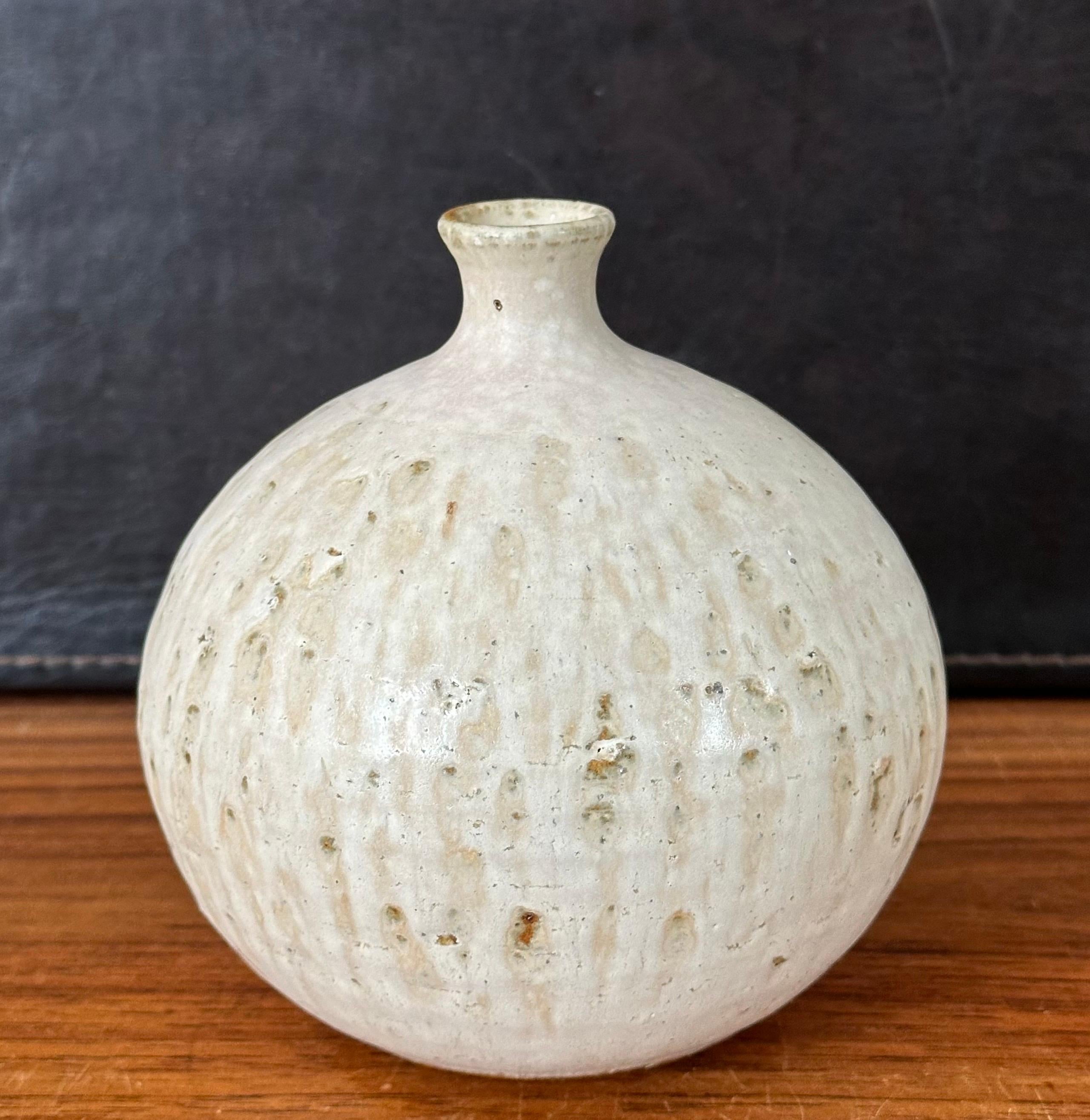 California design studio stoneware weed pot / vase, circa 1970s. The pot is in very good vintage condition and measures 5