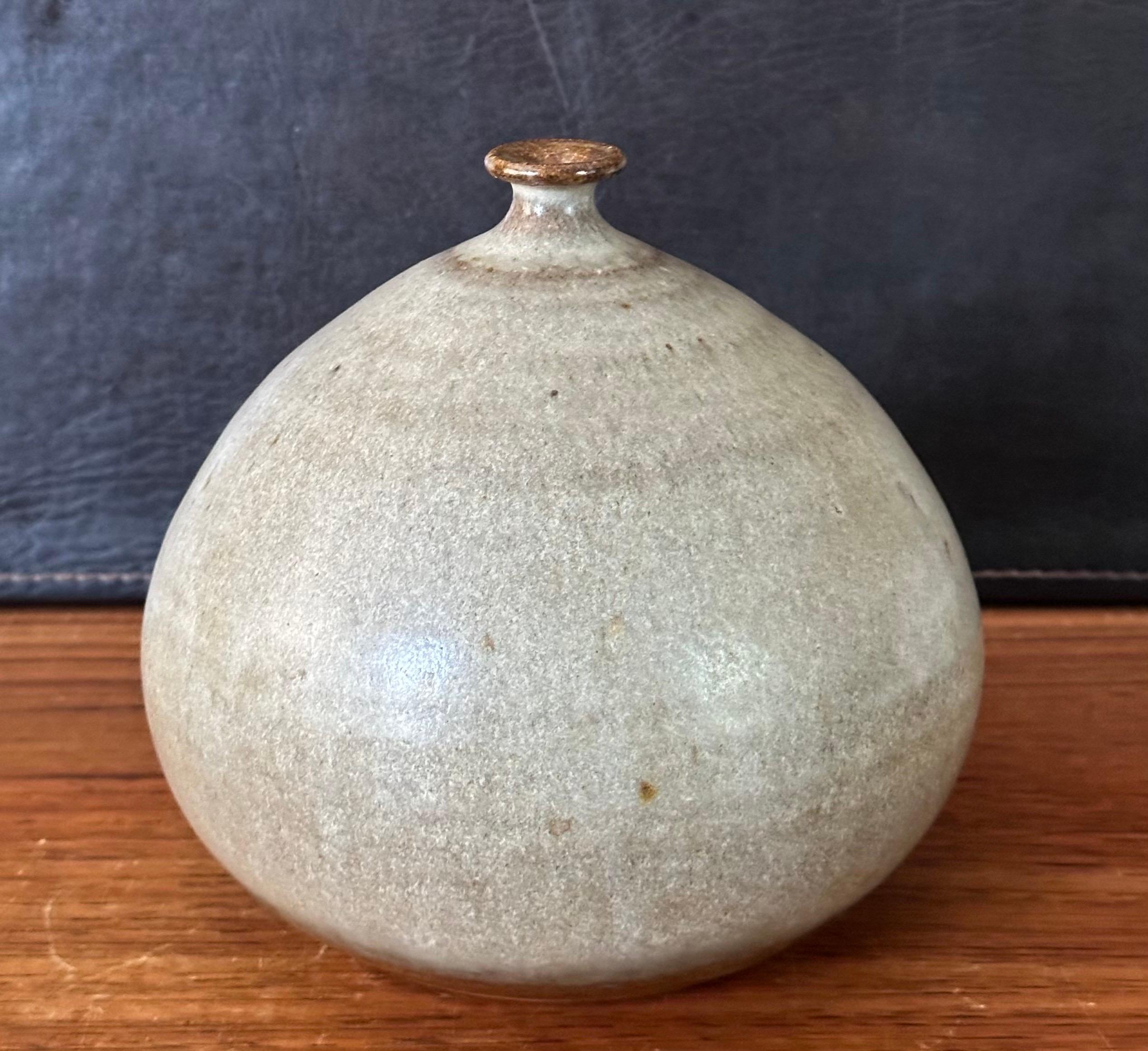 Terracotta Vaso di erbacce in gres di California Design Studio firmato in vendita