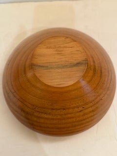 In Kalifornien entworfene, signierte Esche-Vase von Chuck Luebbers, aus Holz geschnitzt