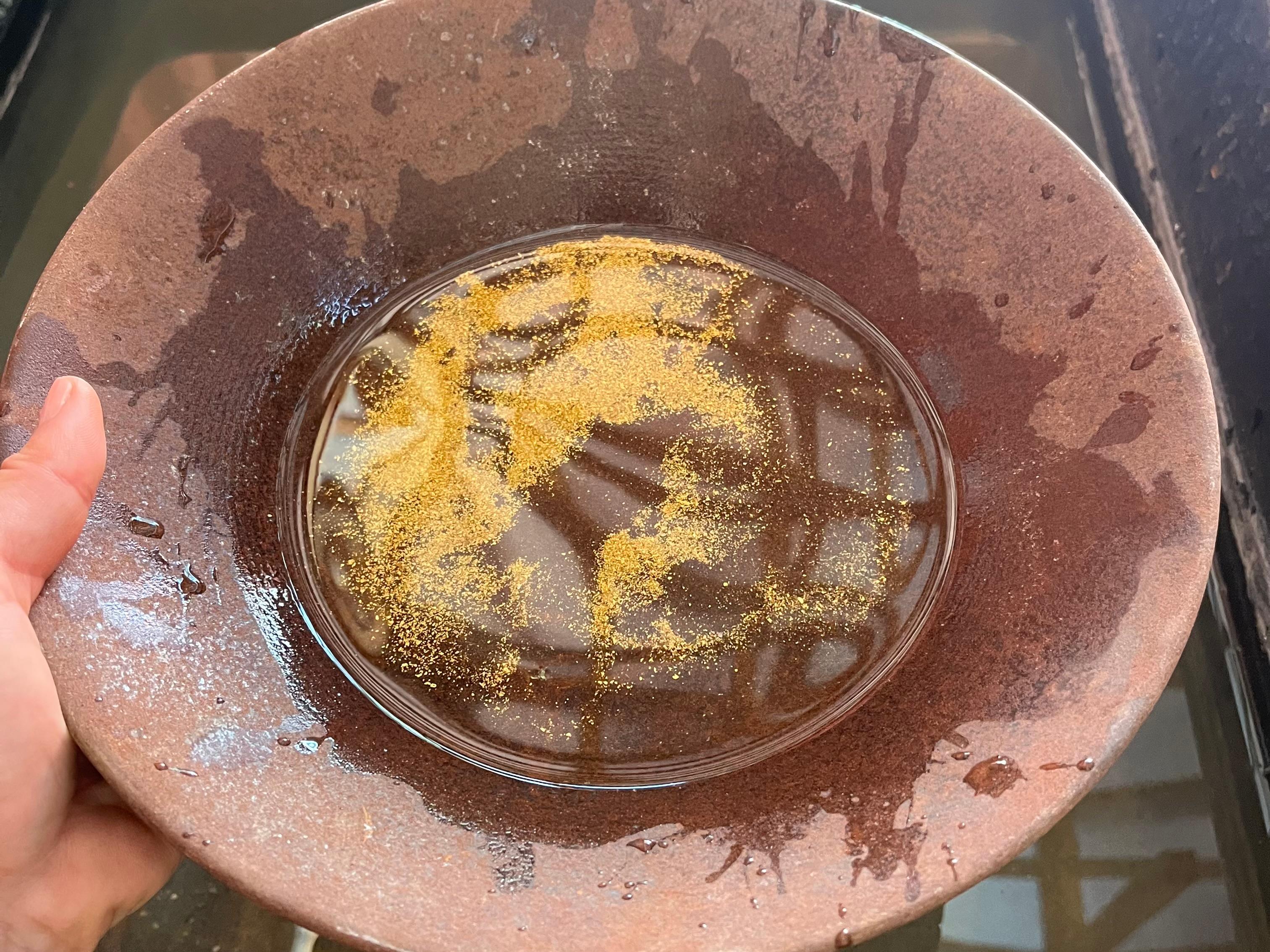 in vendita:  Fascia nuziale Ridge da 6 mm - Realizzata a mano negli Stati Uniti, oro californiano 20 carati, martellata opaca 9