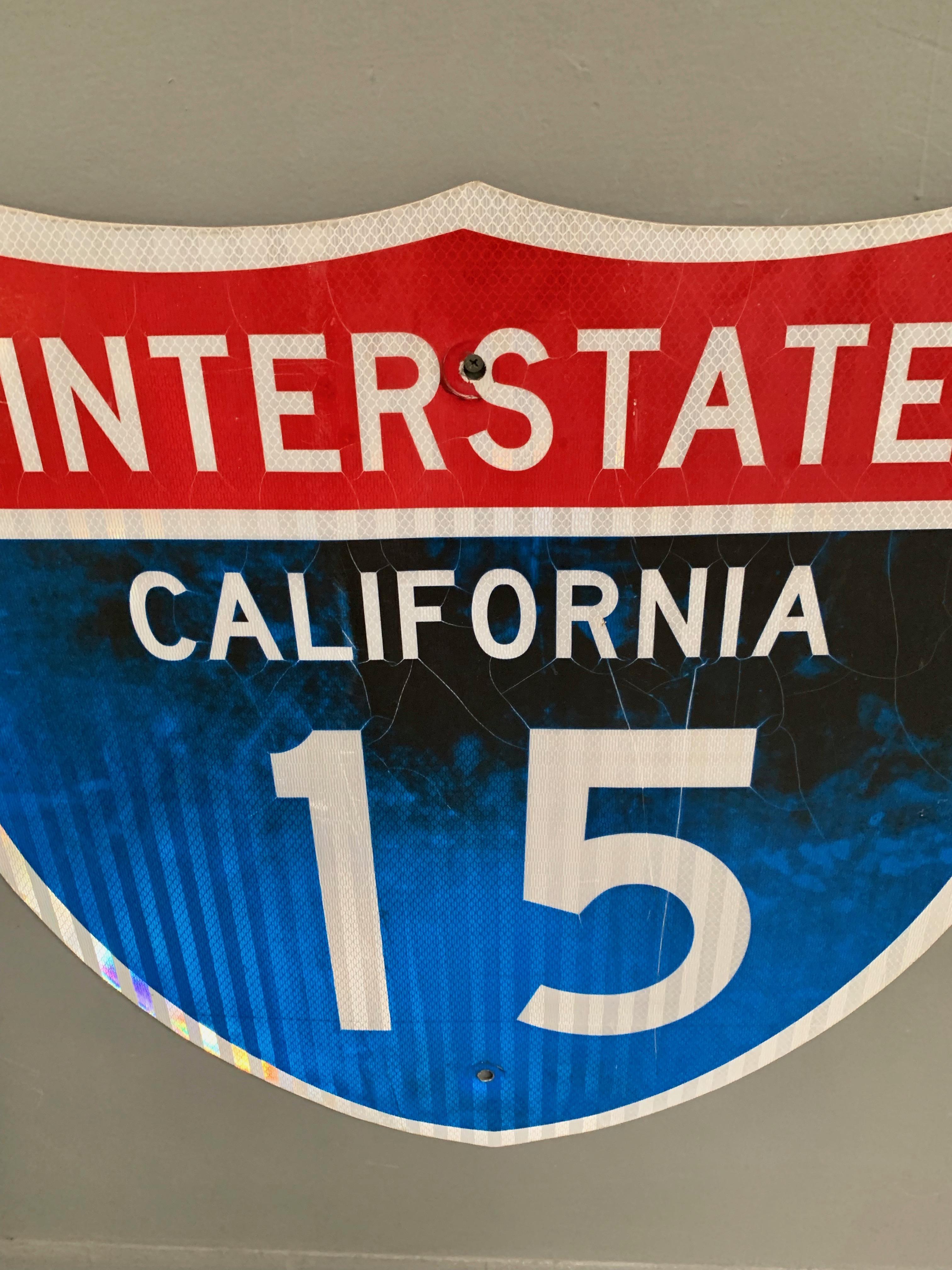 Autobahnschild der Interstate 15. Cooles Stück kalifornischer Beschilderung. Guter Zustand. Tolle Farbgebung und Patina.