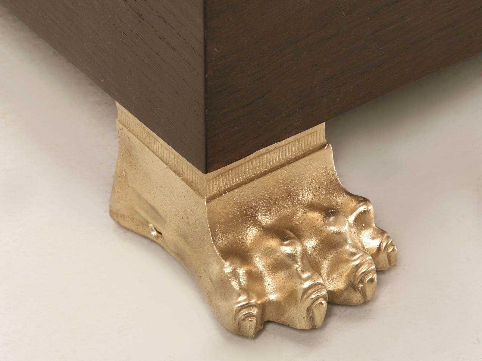 California King Size Bett mit ausgestelltem Rahmen und Löwentatzenfüßen aus Bronze im Angebot 1