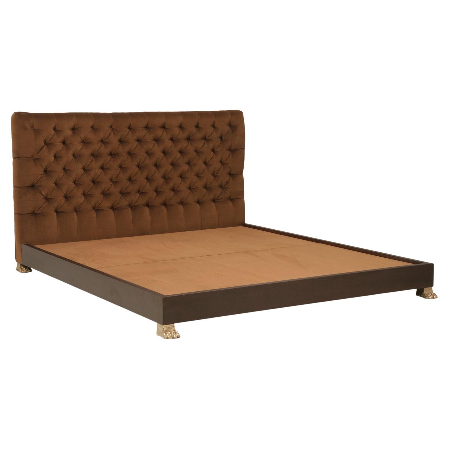 California King Size Bett mit ausgestelltem Rahmen und Löwentatzenfüßen aus Bronze im Angebot