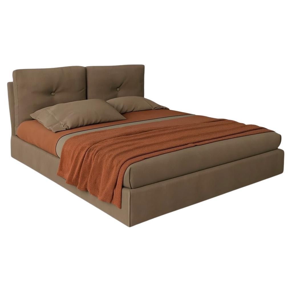 California King Platform Bed with Tufted Dual-Panel Headboard in Velvet (Lit à plateforme de taille King de Californie avec tête de lit à deux panneaux en velours) en vente