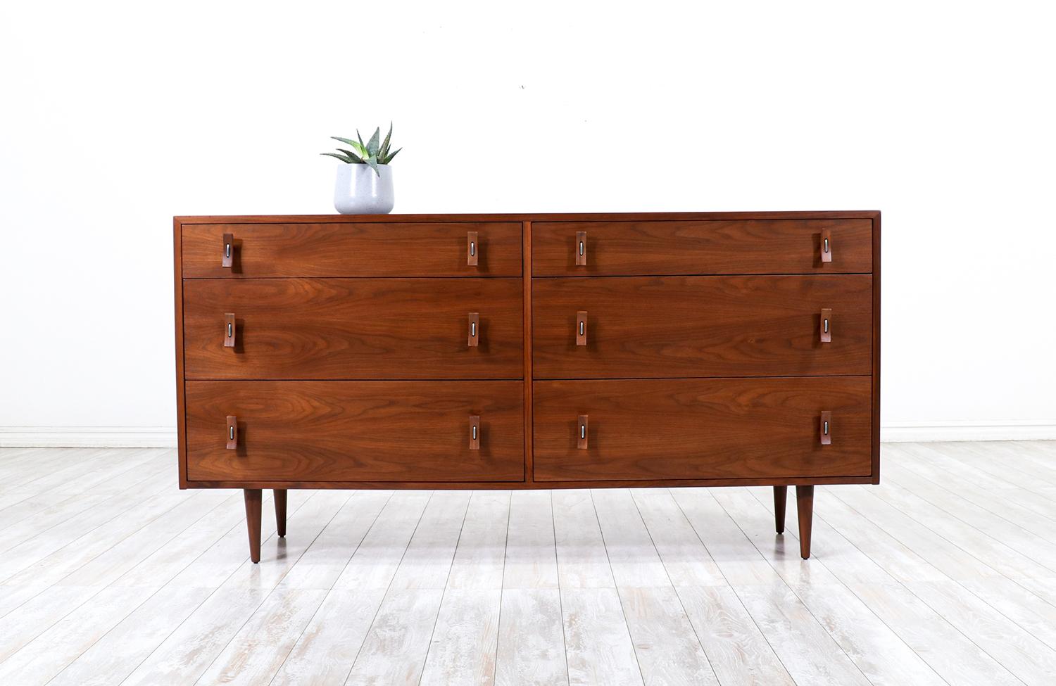 A beautiful six drawer dresser designed by Stanley Young for Glenn of California in the United States circa 1950’s. Like many of Young’s creations, this exceptional dresser features the designer’s signature bentwood and steel pulls on each of the