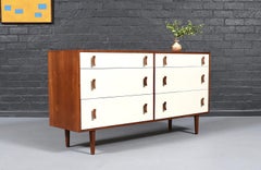 Comodino in stile California Modern a 6 cassetti, laccato bicolore, di Stanley Young