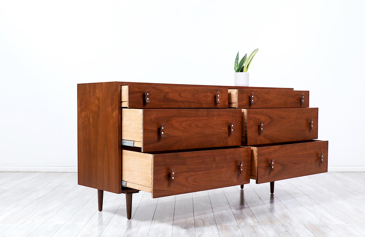 Mid-Century Modern Expertly Restored - California Modern 6-Drawer Walnut Dresser by Stanley Young For Sale