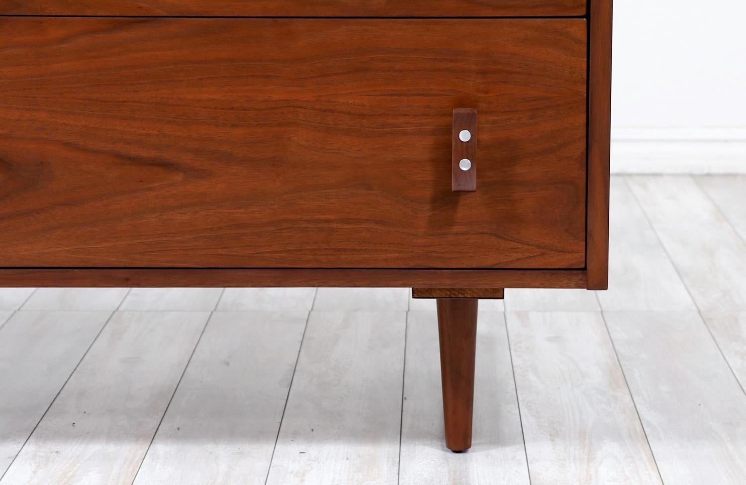Expertly Restored - California Modern 6-Drawer Walnut Dresser by Stanley Young For Sale 1