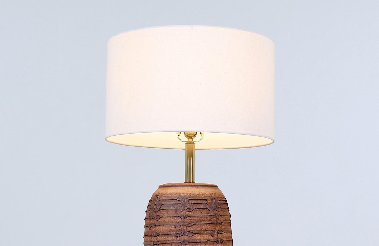 Mid-Century Modern Lampe de bureau moderne en céramique de Californie restaurée de manière experte par Bob Kinzie en vente