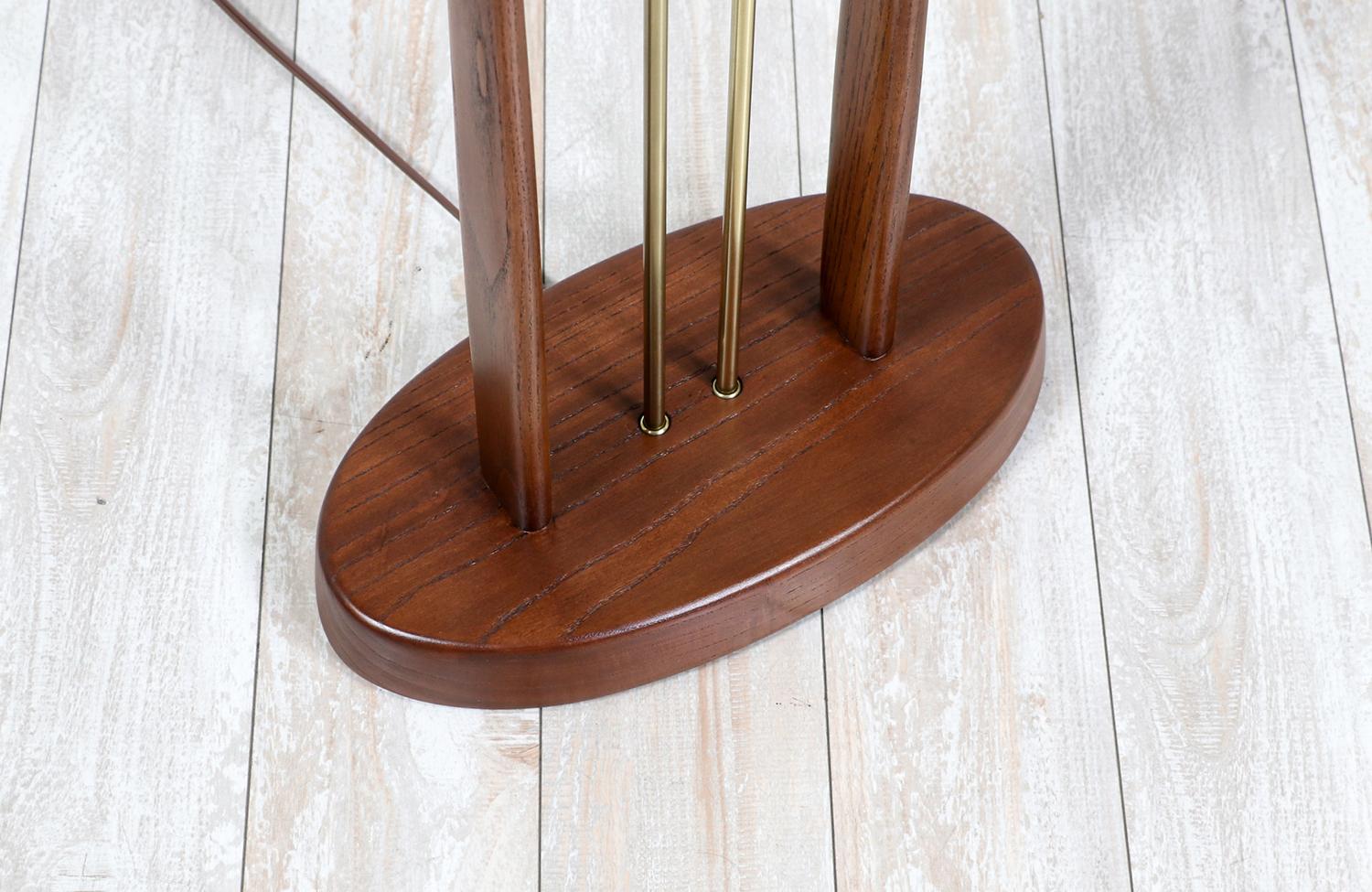 Restaurada por expertos - Lámpara de pie de columna California Modern de Modeline en venta 1