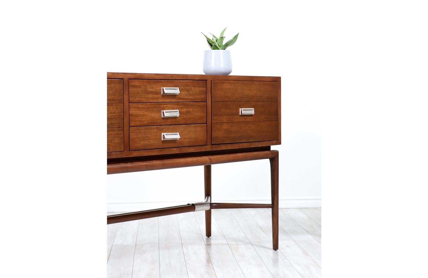 California Modern Credenza by Maurice Bailey for Monteverdi-Young In Excellent Condition For Sale In Los Angeles, CA