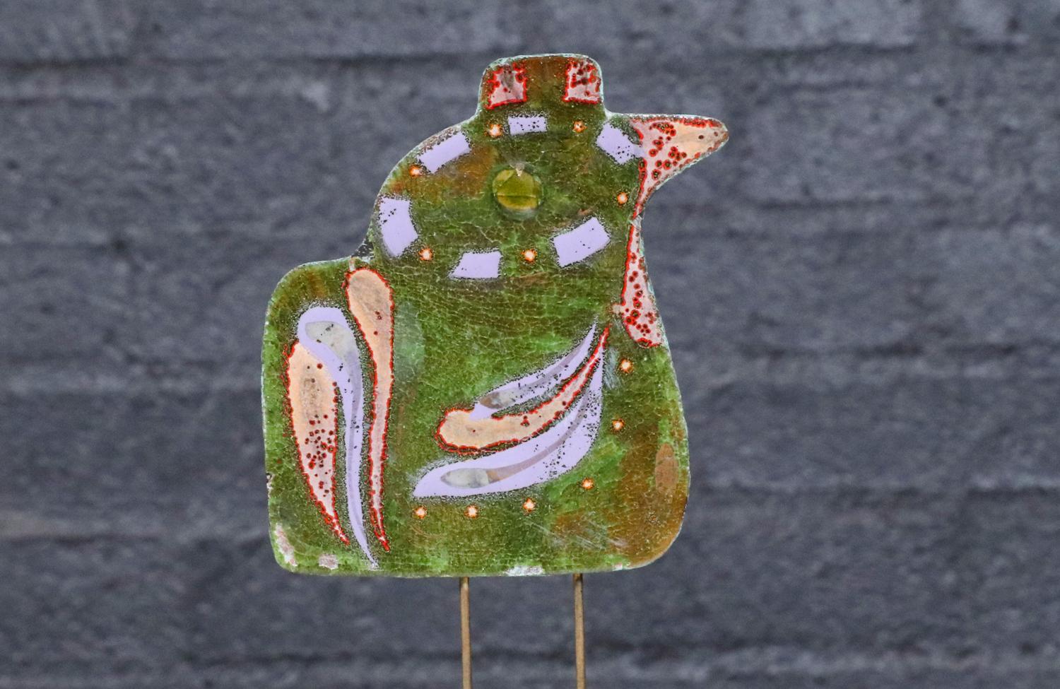 Metallo Scultura della famiglia di uccelli smaltati California Modern di Curtis Jere in vendita