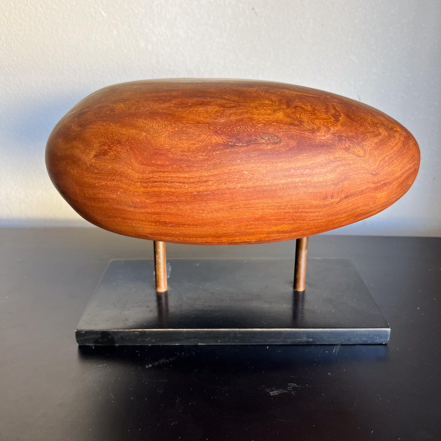 Moderne organische ovale Tischskulptur aus exotischem Holz, Kalifornien, Moderne (20. Jahrhundert) im Angebot