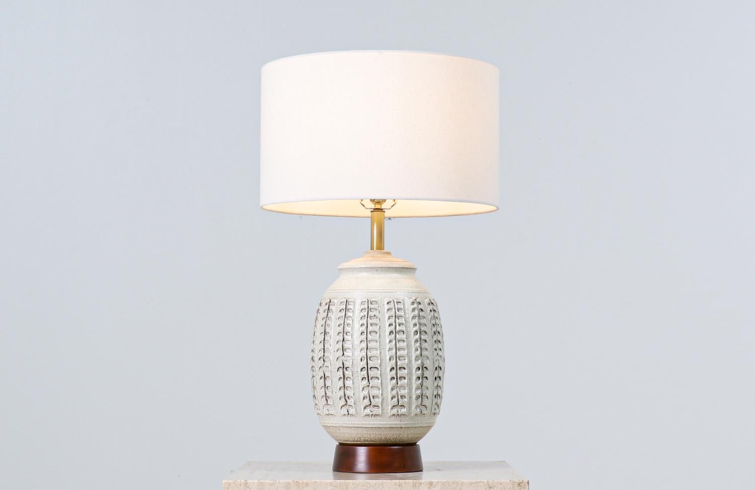 California Modern Glazed Ceramic Table Lamp by Bob Kinzie

Dimensions
29in H x 9in W x 9in D
Lamp Shade: 10in H x 17in W

Ceramic table lamp designed by Bob Kinzie for Affiliated Craftsmen in the United States circa 1960s. This lamp features a