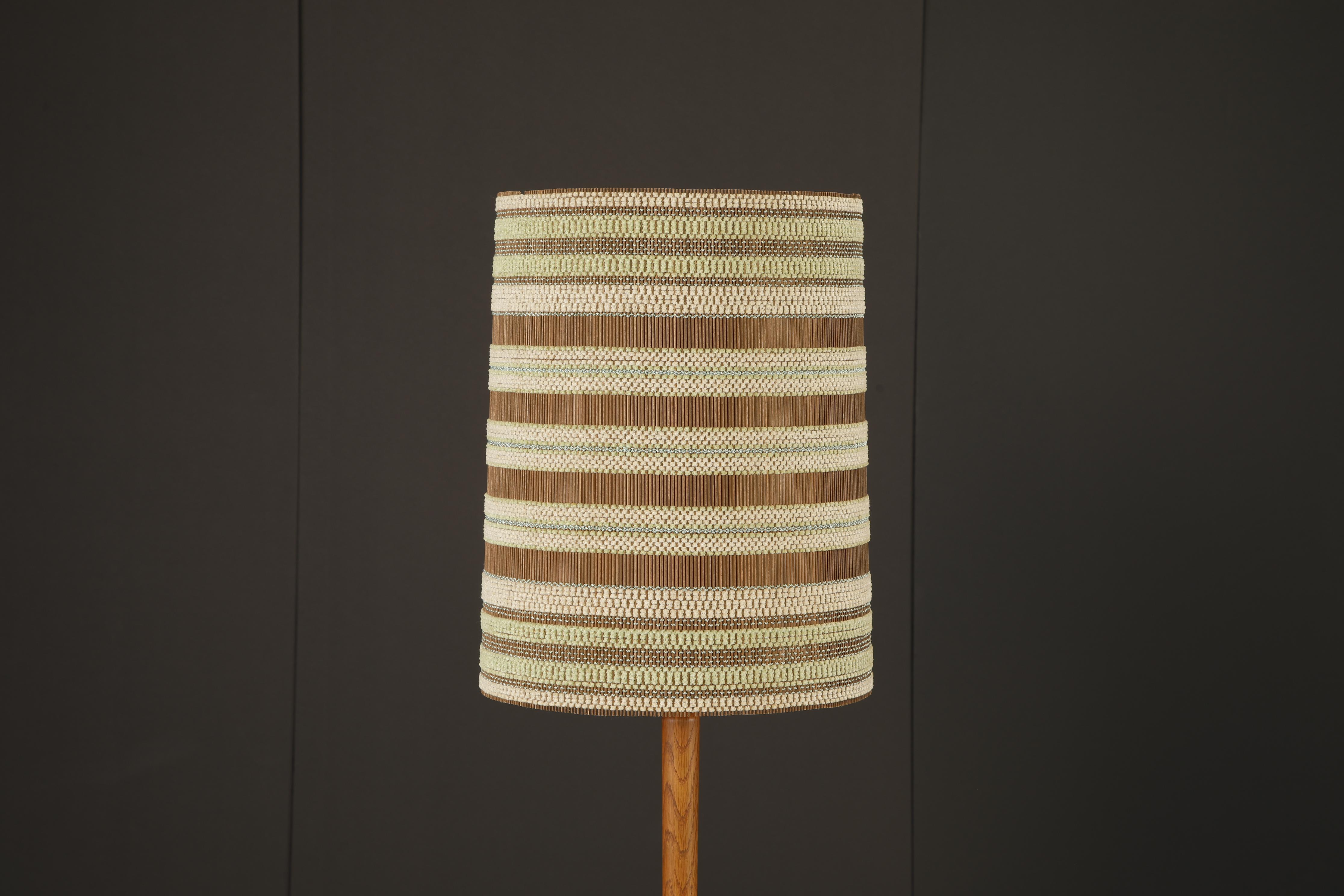 Un abat-jour rare et saisissant conçu par l'artiste textile Maria Kipp, née en Allemagne et basée en Californie, célèbre pour son utilisation magistrale de fibres tissées à la main dans les intérieurs d'après-guerre. Cette pièce illustre son mélange