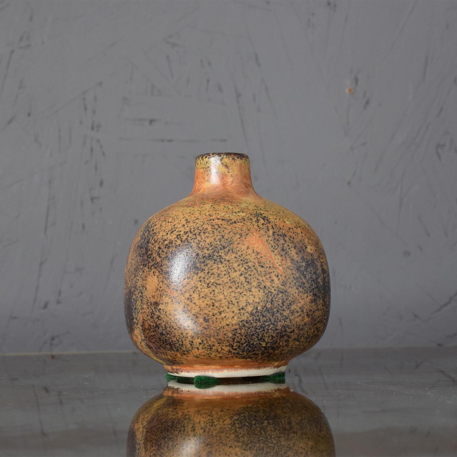 For your consideration a beautiful mini weed pot pottery vase,
California, circa 1960s.
 