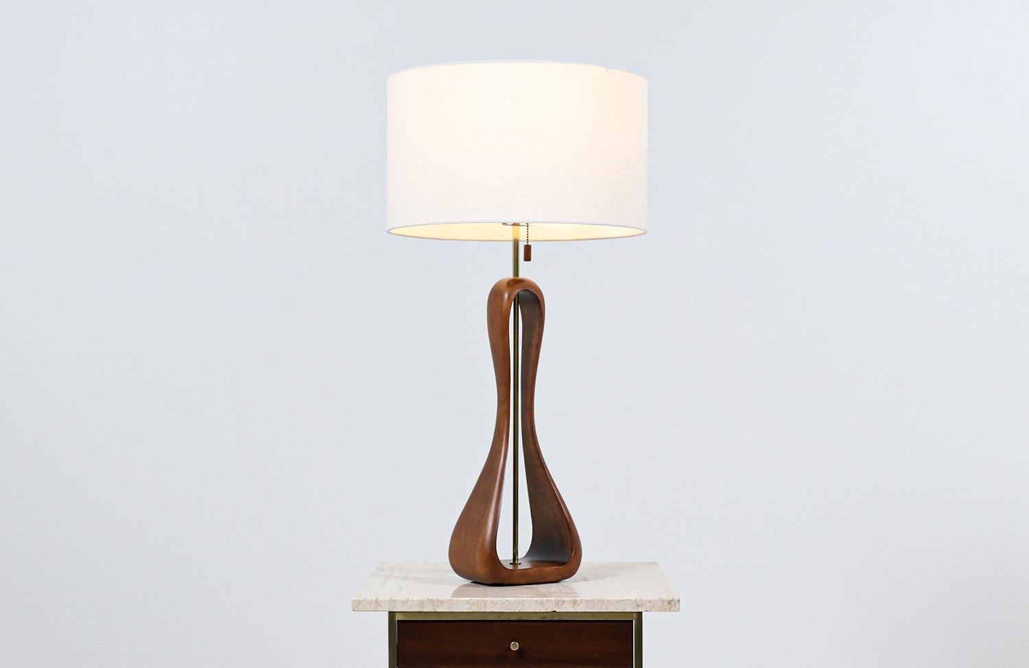 Mid-Century Modern Lampe de table de style pyramide moderne californien restaurée de manière experte par Modeline of CA en vente