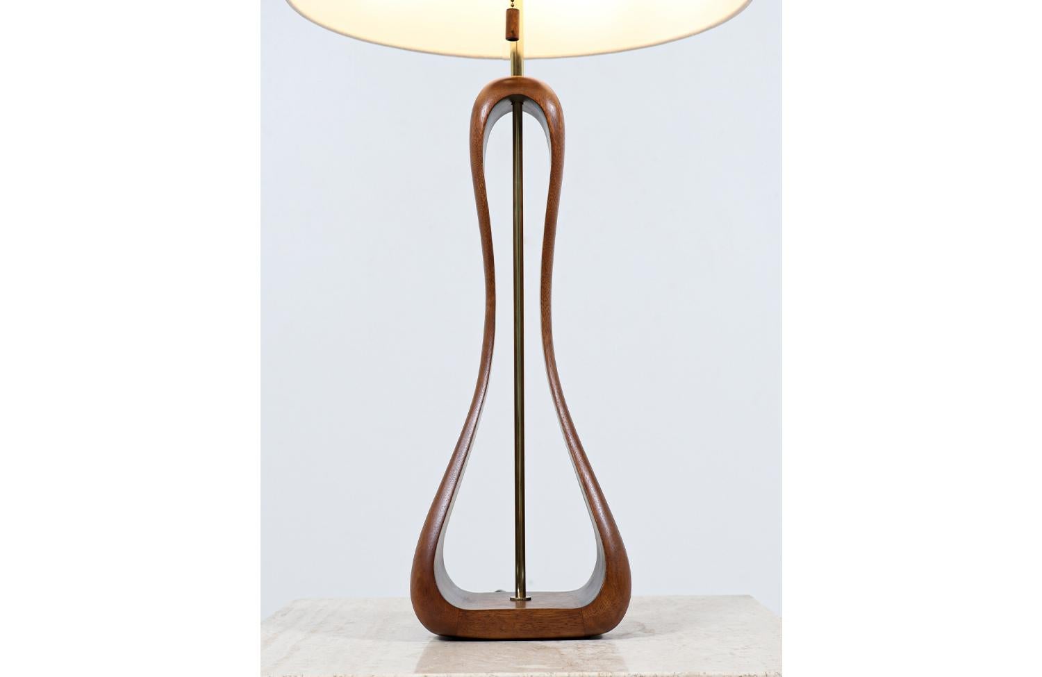 Laiton Lampe de table de style pyramide moderne californien restaurée de manière experte par Modeline of CA en vente