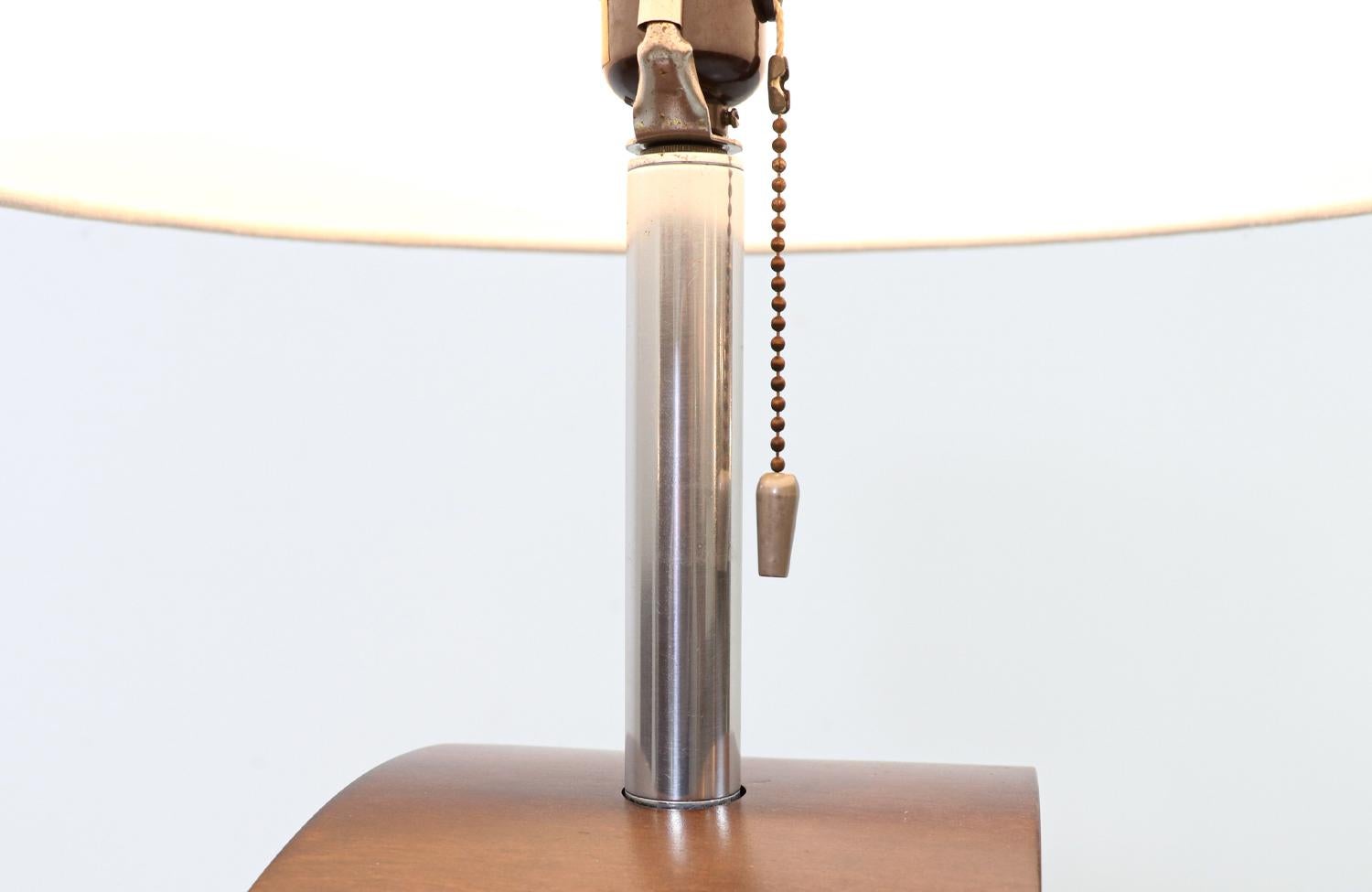 Milieu du XXe siècle Lampe de table moderne sculptée en forme de tourbillon, restaurée par Modeline of CA, Californie en vente