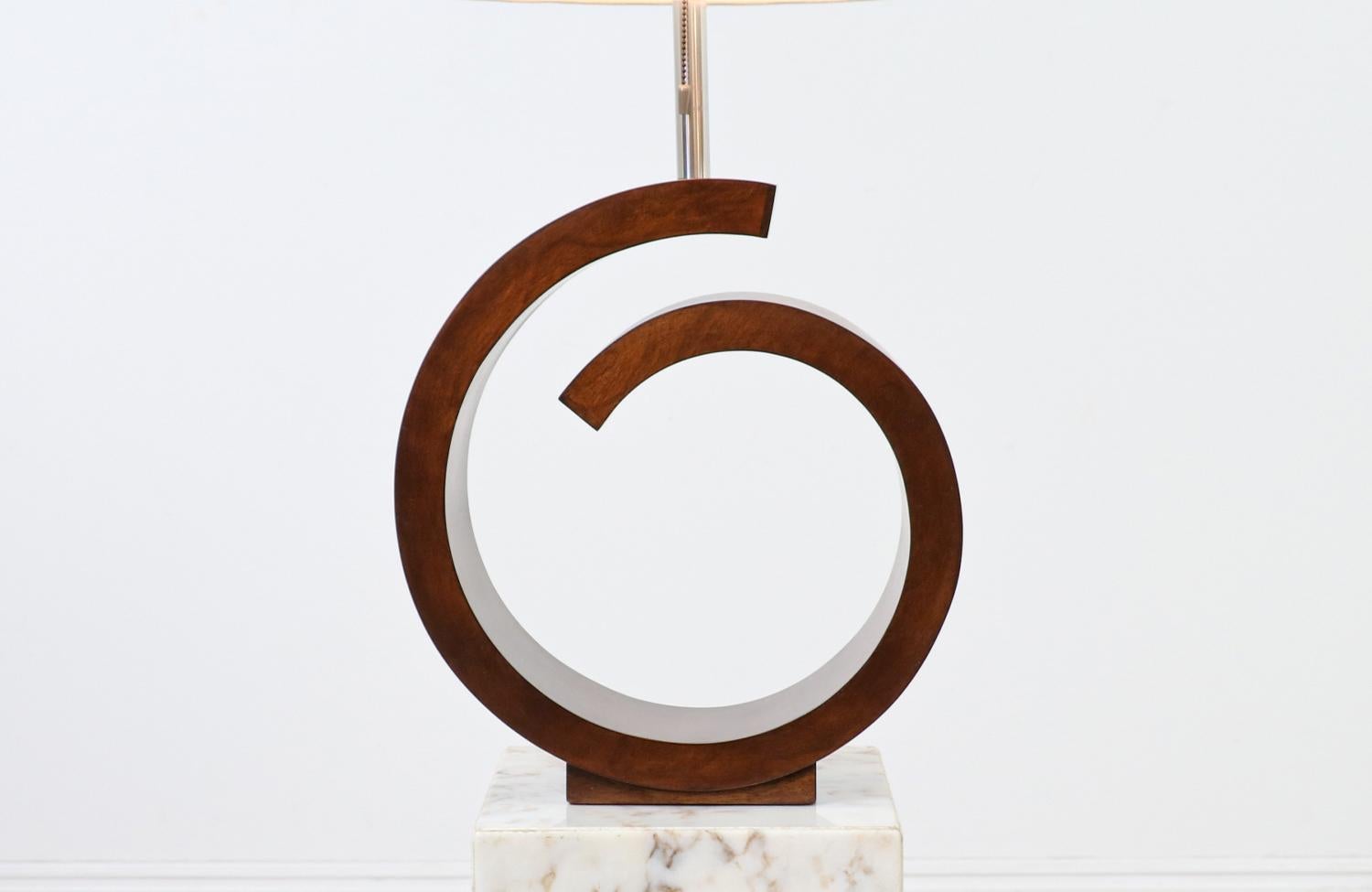 Lampe de table moderne sculptée en forme de tourbillon, restaurée par Modeline of CA, Californie en vente 1