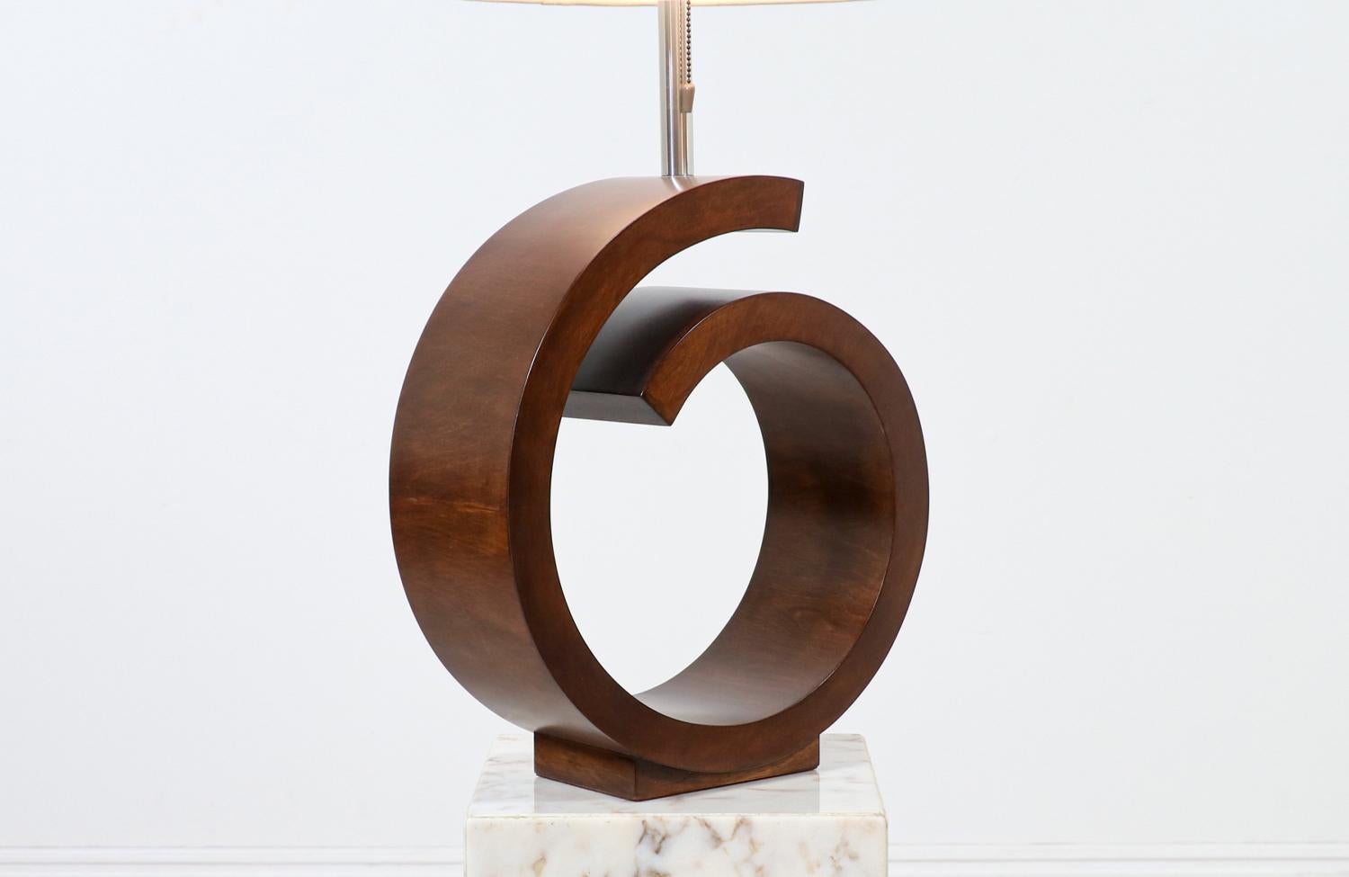 Lampe de table moderne sculptée en forme de tourbillon, restaurée par Modeline of CA, Californie en vente 2