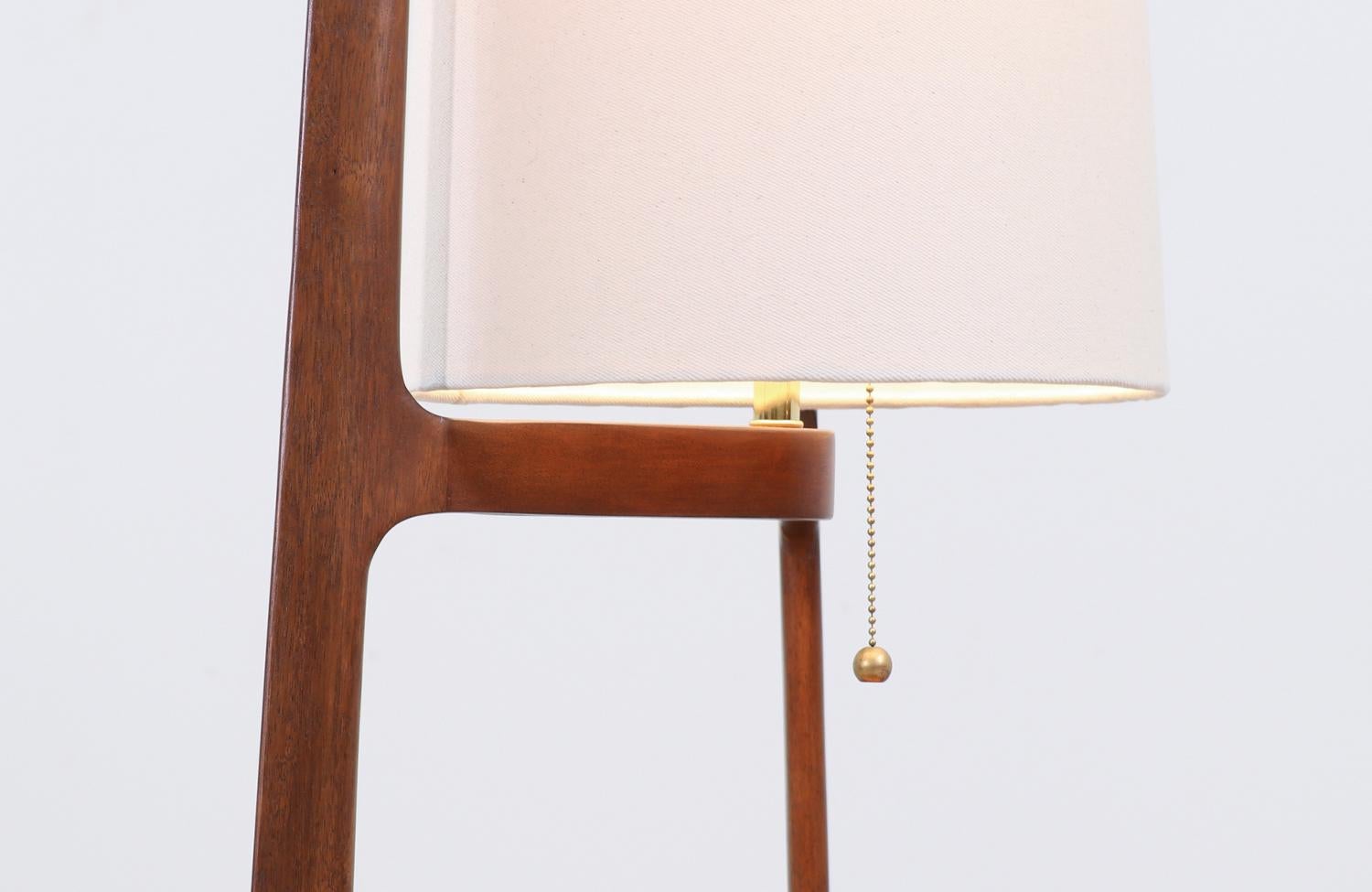California Modern Sculpted Walnut Floor Lamp with Side Table by Modeline In Excellent Condition In Los Angeles, CA