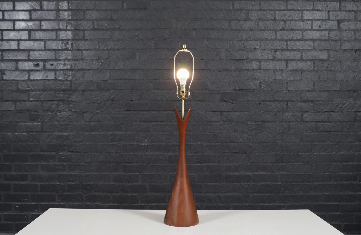 Mid-Century moderno Lampada da tavolo in noce scolpito California Modern di Modernera Lamp. Co. in vendita