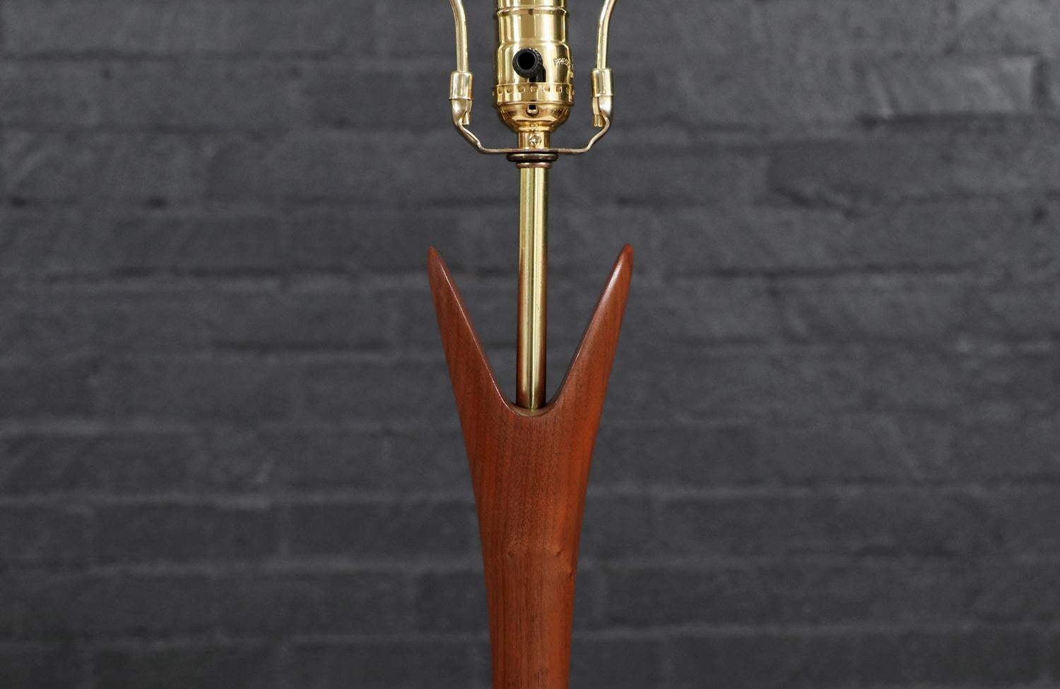 Lampada da tavolo in noce scolpito California Modern di Modernera Lamp. Co. In condizioni ottime in vendita a Los Angeles, CA