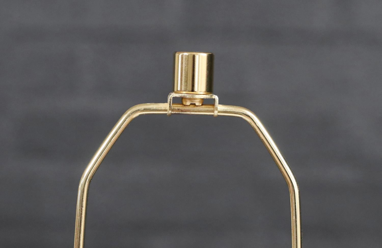 Metà XX secolo Lampada da tavolo in noce scolpito California Modern di Modernera Lamp. Co. in vendita