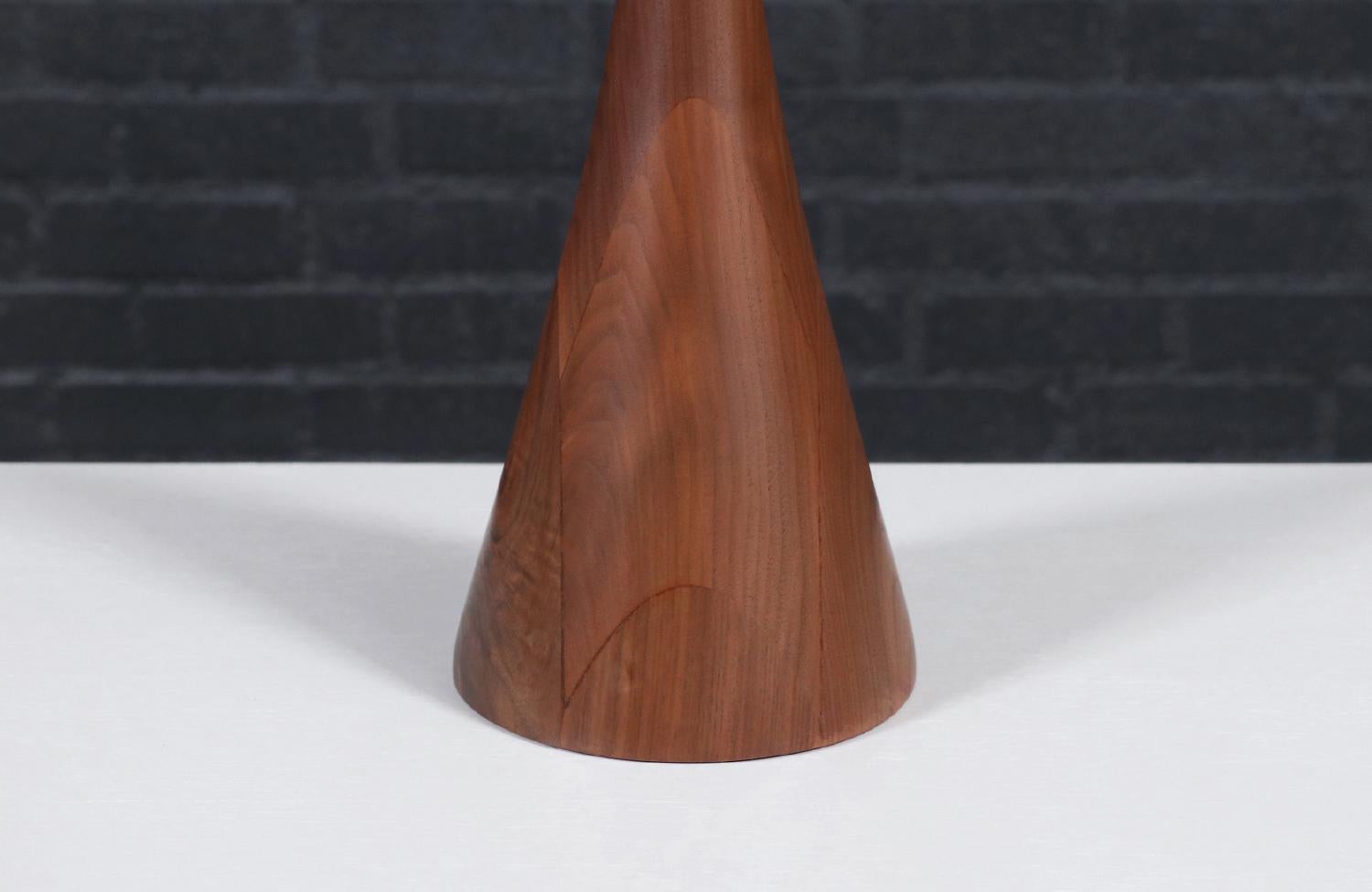 Ottone Lampada da tavolo in noce scolpito California Modern di Modernera Lamp. Co. in vendita