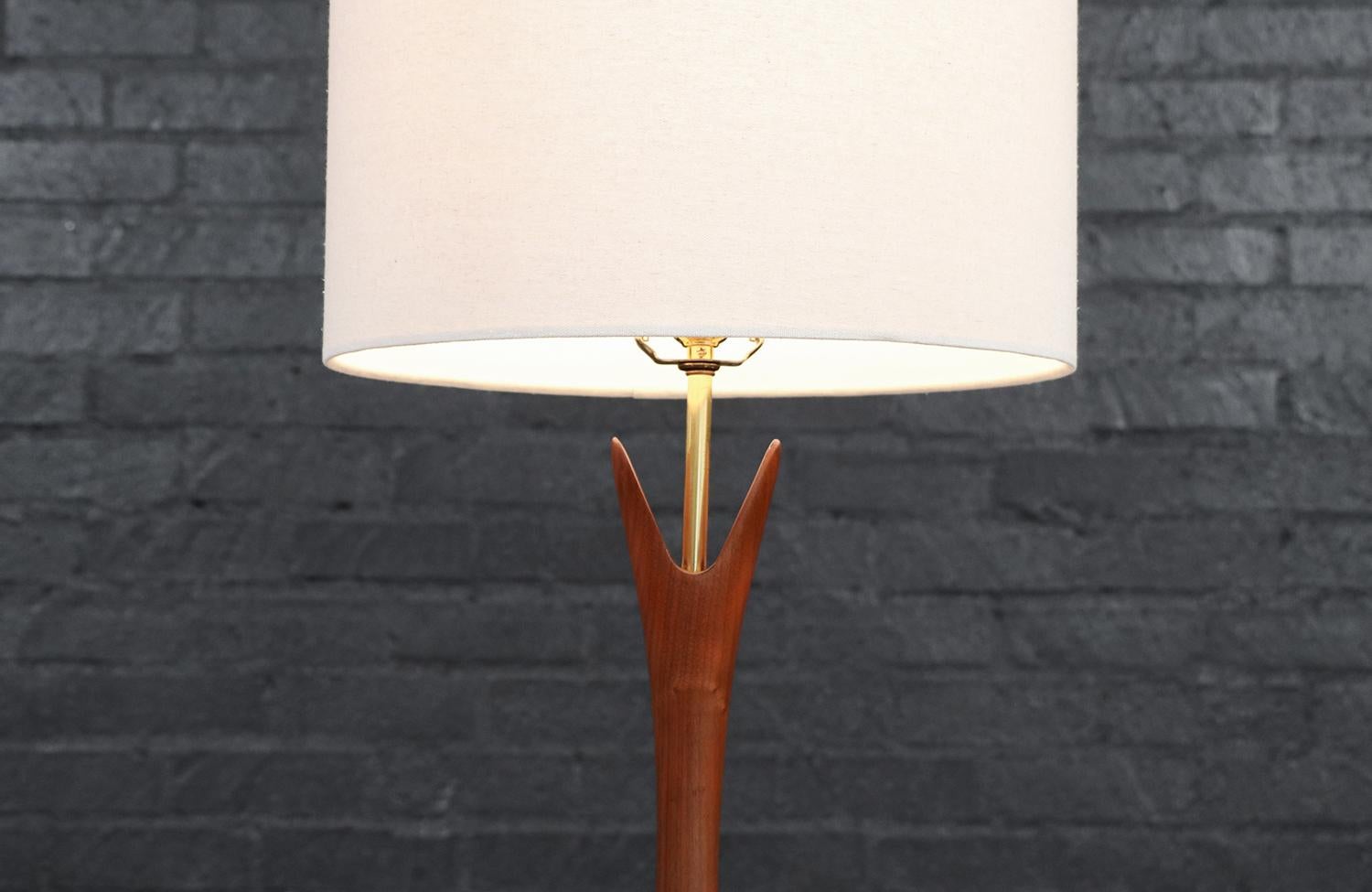 Lampada da tavolo in noce scolpito California Modern di Modernera Lamp. Co. in vendita 1