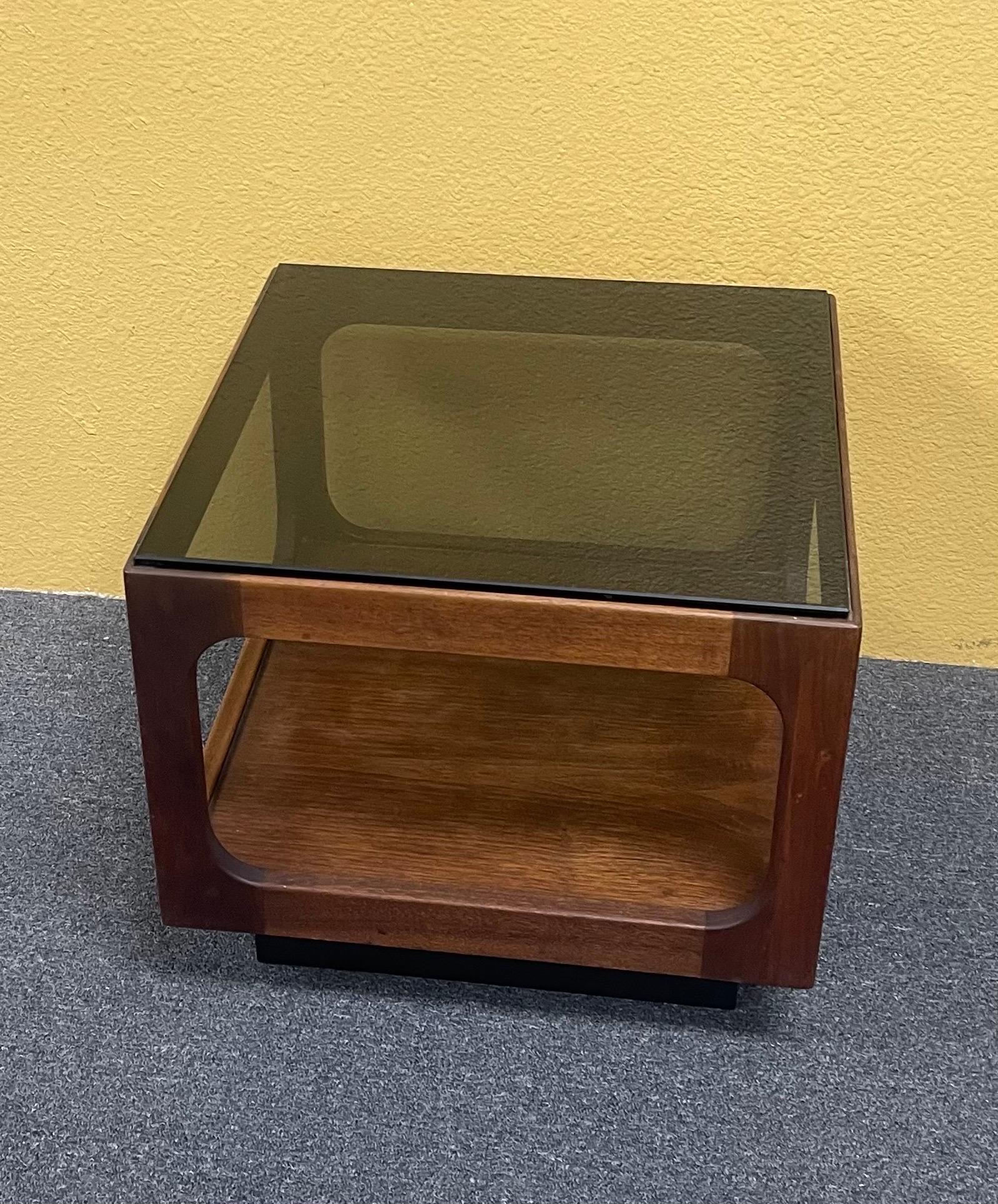 Moderner kalifornischer Beistelltisch aus Rauchglas aus Nussbaumholz von John Keal für Brown Saltman (20. Jahrhundert) im Angebot