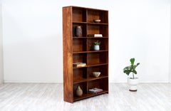 Bibliothèque en bois de Koa de Californie moderne de Studio Craft