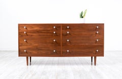 Cómoda moderna California de nogal con tiradores estilo tulipán de Milo Baughman