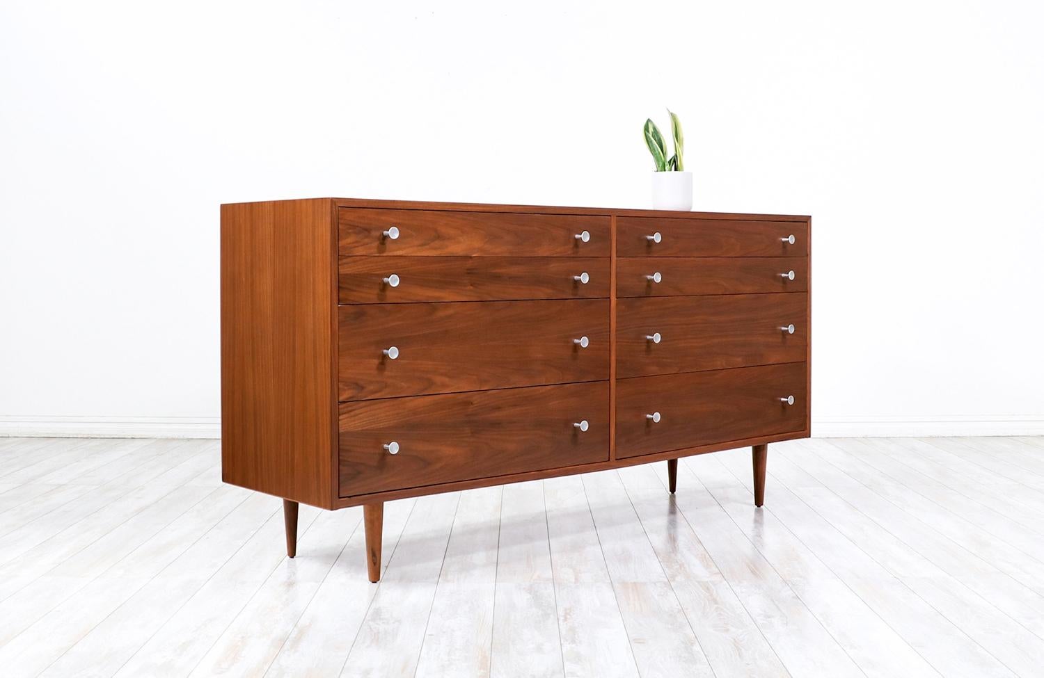 Mid-Century Modern Commode moderne californienne en noyer avec poignées en forme de tulipe par Milo Baughman en vente