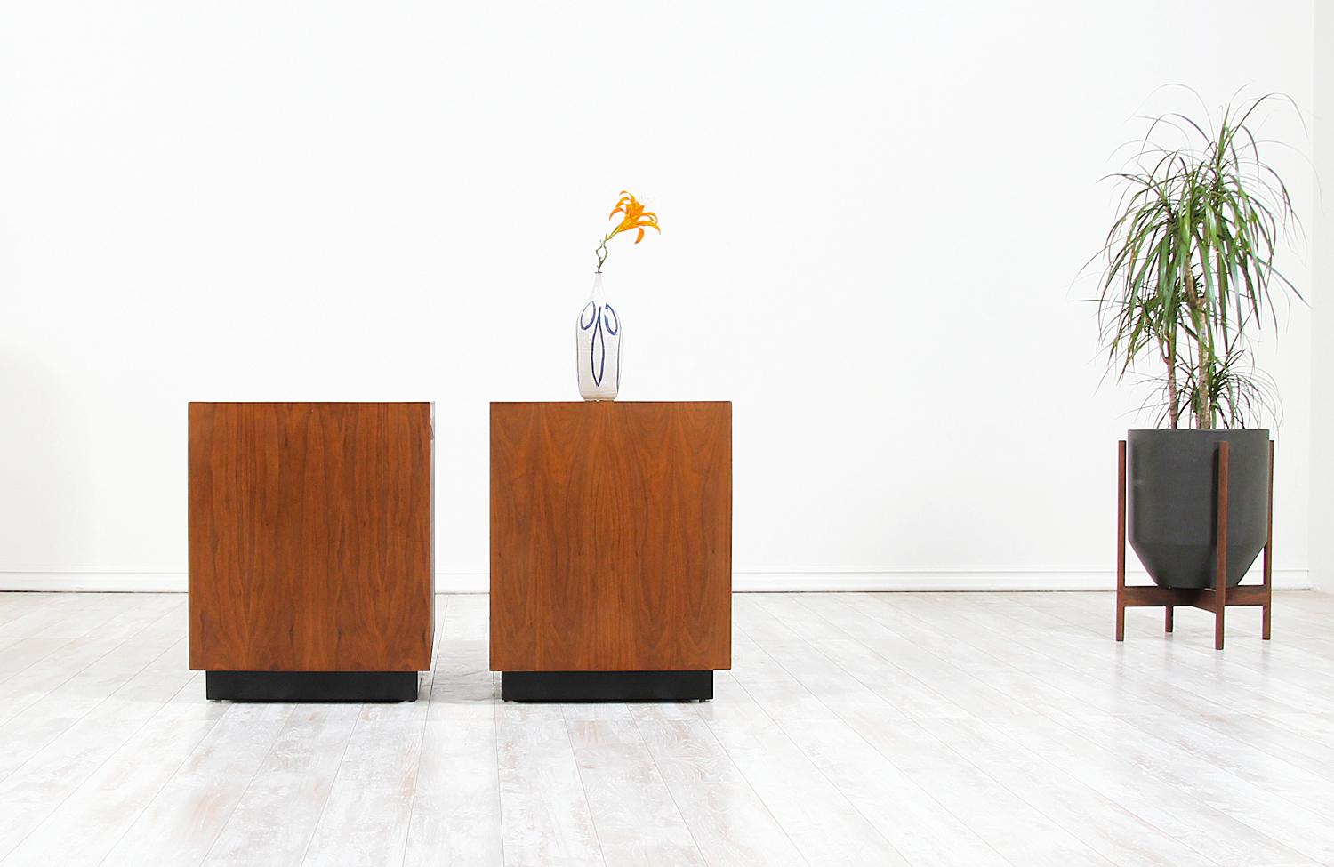 California Modernist Nightstands by John Kapel for Glenn of California In Excellent Condition In Los Angeles, CA