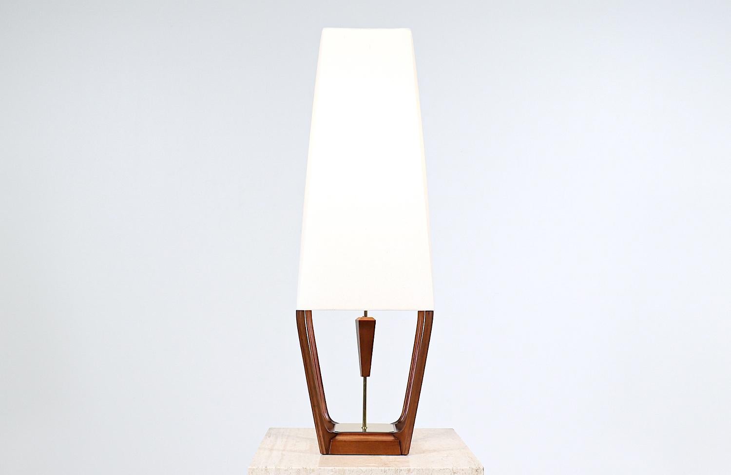 Mid-Century Modern Lampe de table de style pyramide de Modeline of CA restaurée de manière experte en vente
