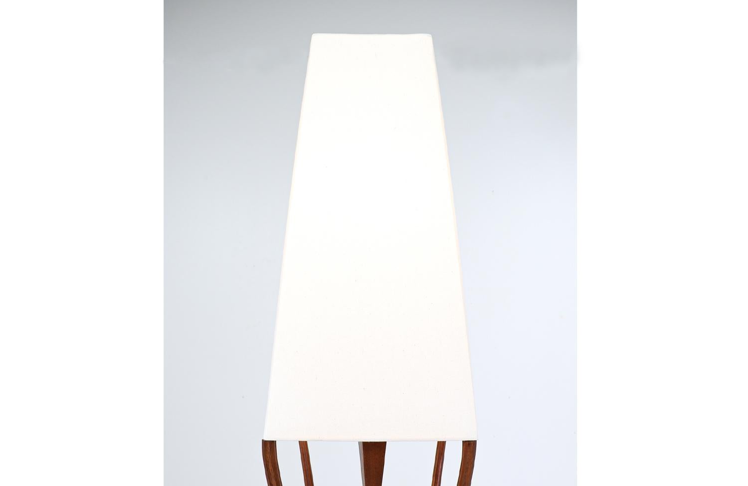 Américain Lampe de table de style pyramide de Modeline of CA restaurée de manière experte en vente