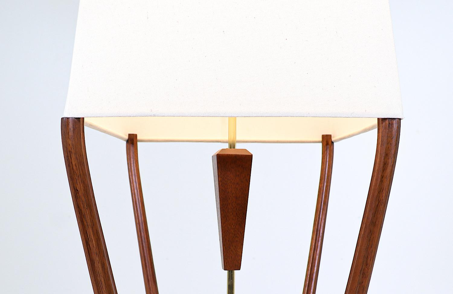 Poli Lampe de table de style pyramide de Modeline of CA restaurée de manière experte en vente
