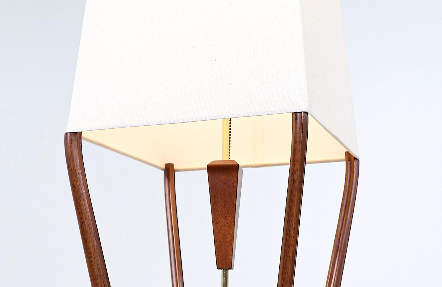 Milieu du XXe siècle Lampe de table de style pyramide de Modeline of CA restaurée de manière experte en vente