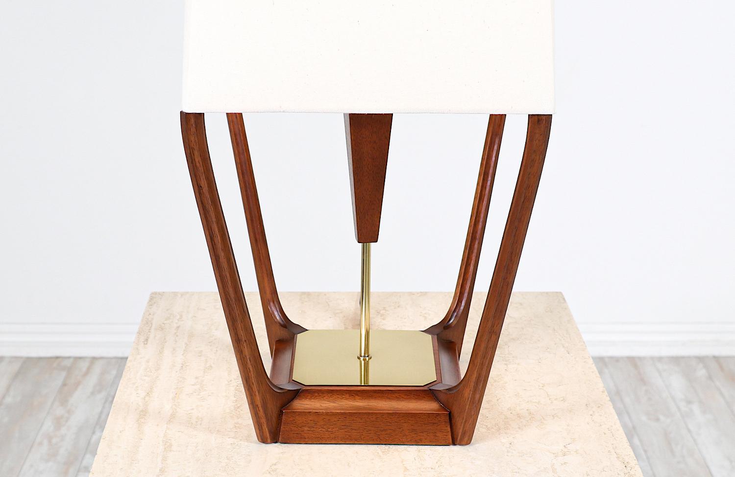 Laiton Lampe de table de style pyramide de Modeline of CA restaurée de manière experte en vente