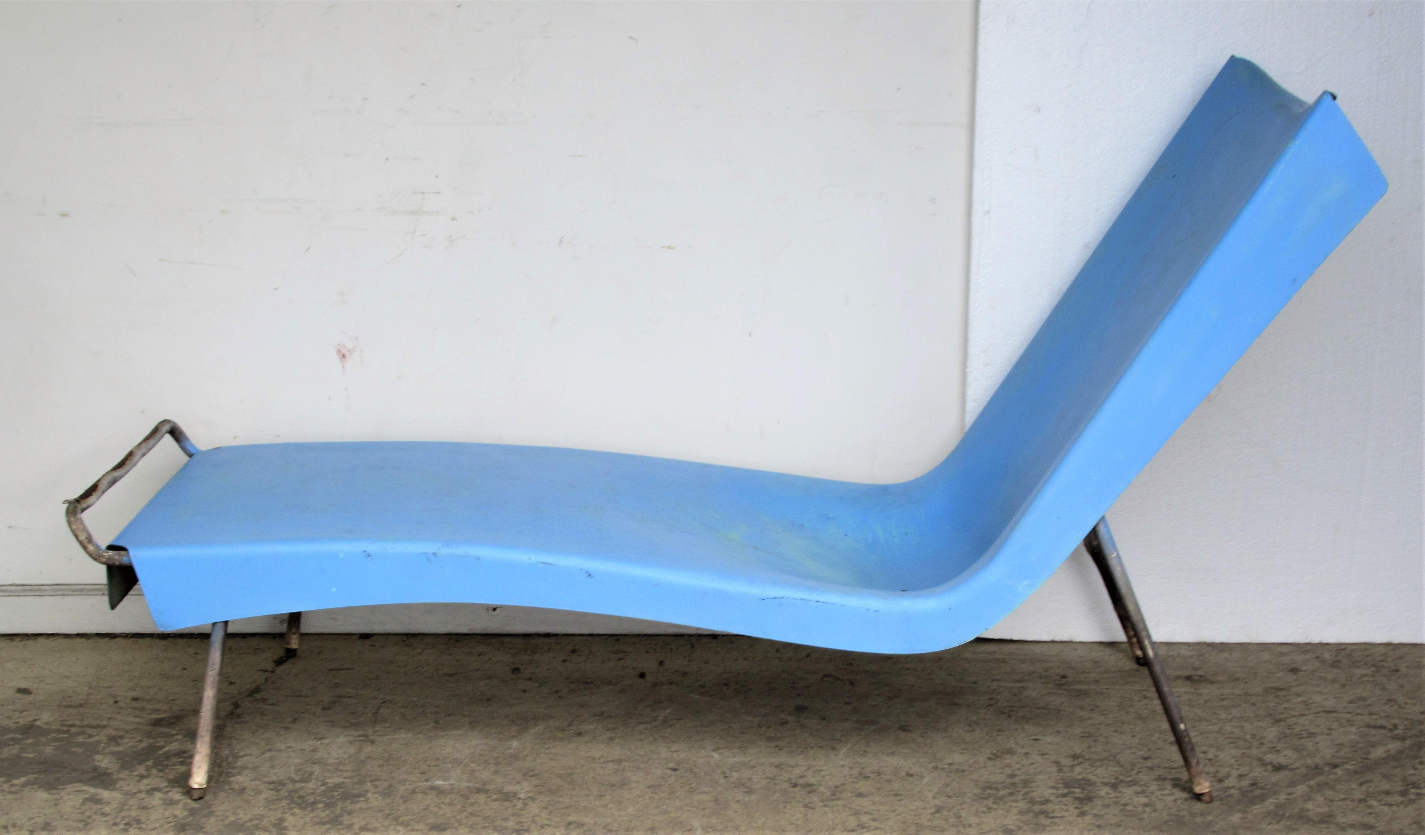 California modernist style sculptural fiberglass chaise lounge with rubber coated tubular steel framework. For exterior pool side patio garden. Great looking, circa 1950s. Look at all pictures and read condition report in comment section.