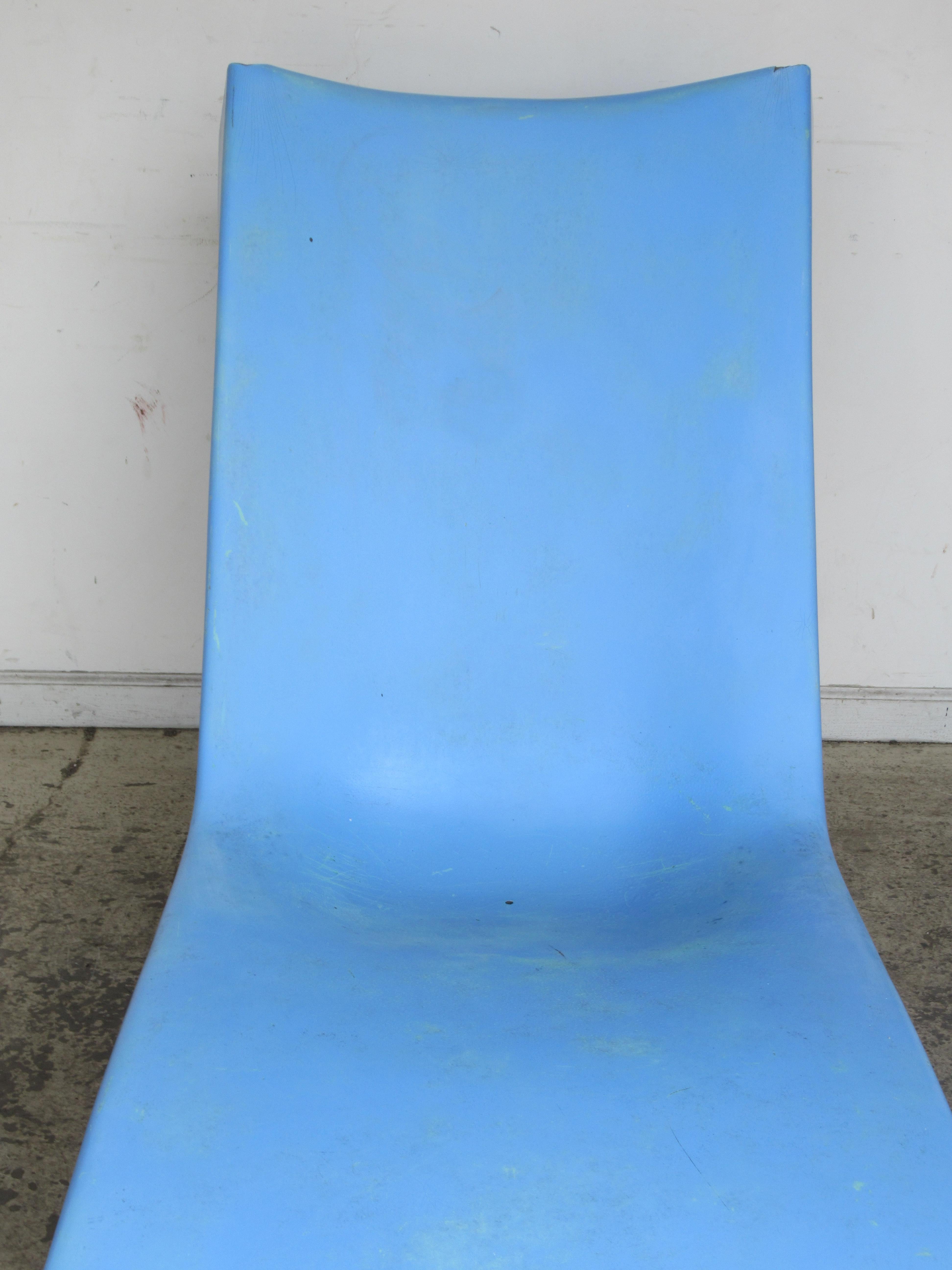 California Modernist Style Fiberglass Chaise Lounge In Distressed Condition In Rochester, NY