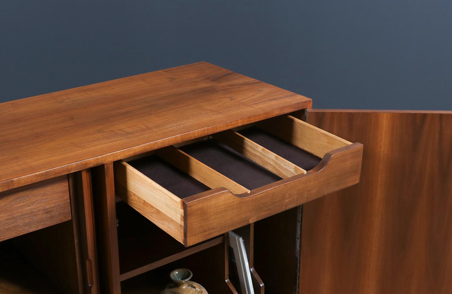 Credenza con sportello a tamburo modernista della California di Milo Baughman in vendita 3