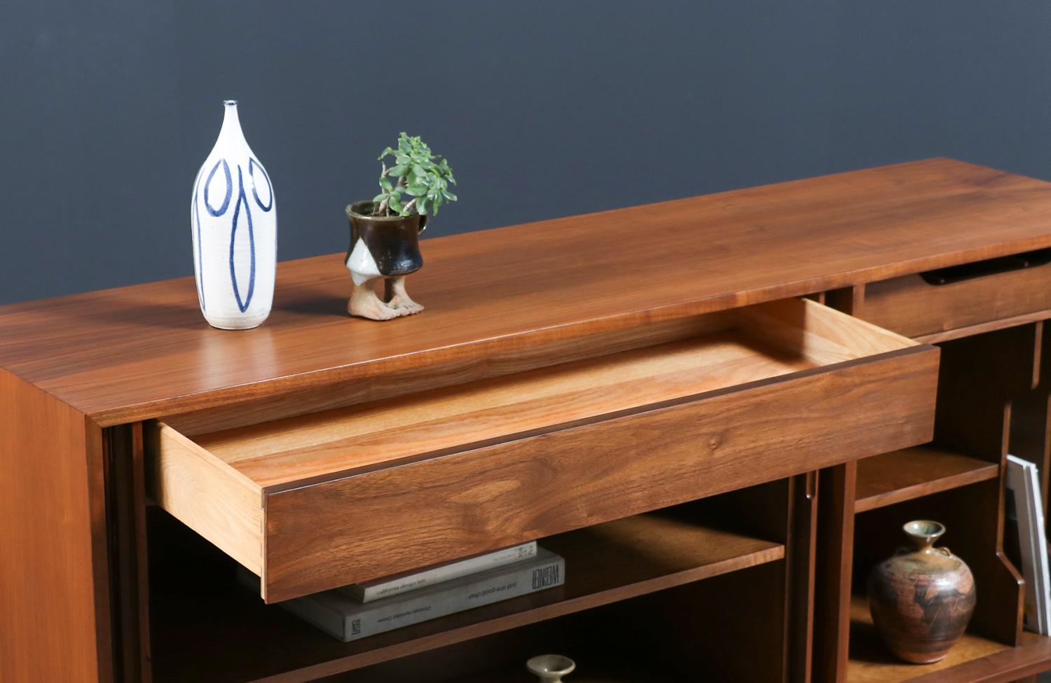 Credenza con sportello a tamburo modernista della California di Milo Baughman in vendita 4