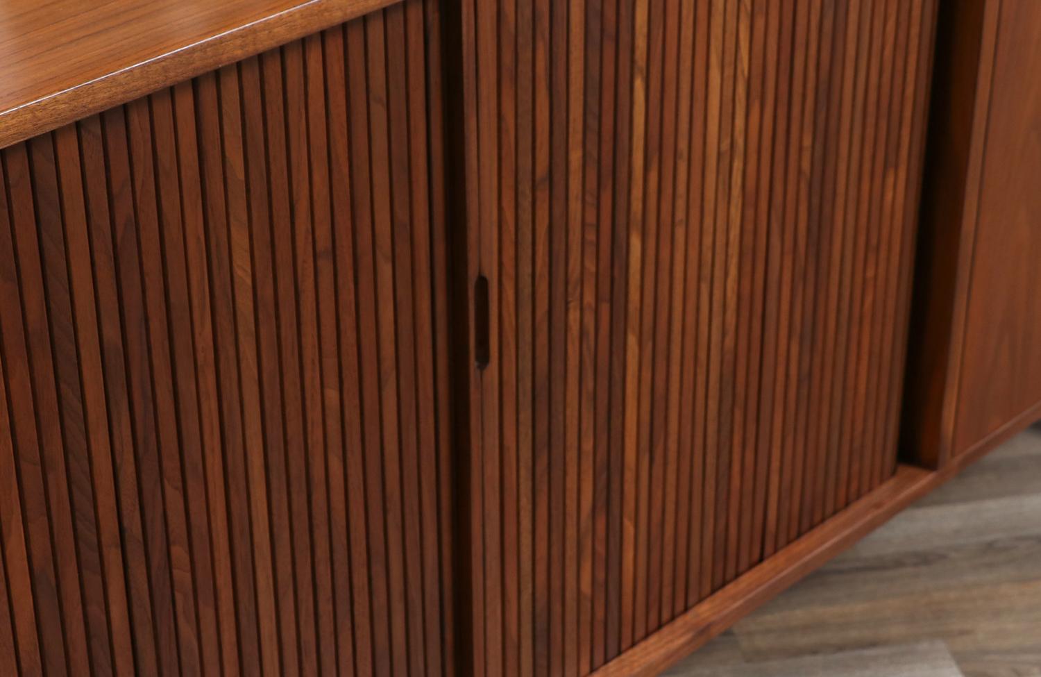 Credenza con sportello a tamburo modernista della California di Milo Baughman in vendita 5
