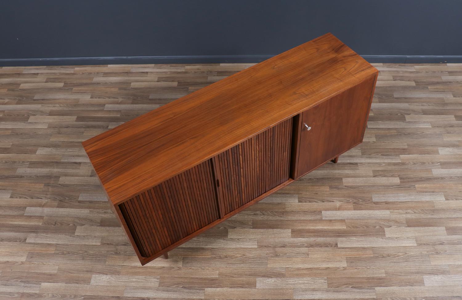 Credenza con sportello a tamburo modernista della California di Milo Baughman in vendita 7