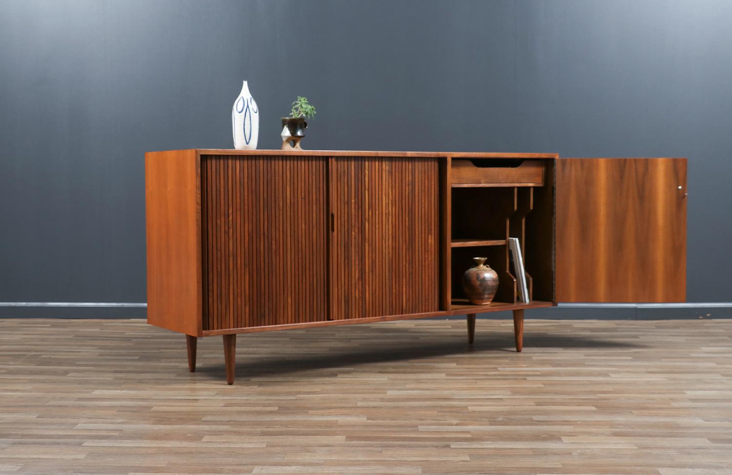 Mid-Century moderno Credenza con sportello a tamburo modernista della California di Milo Baughman in vendita