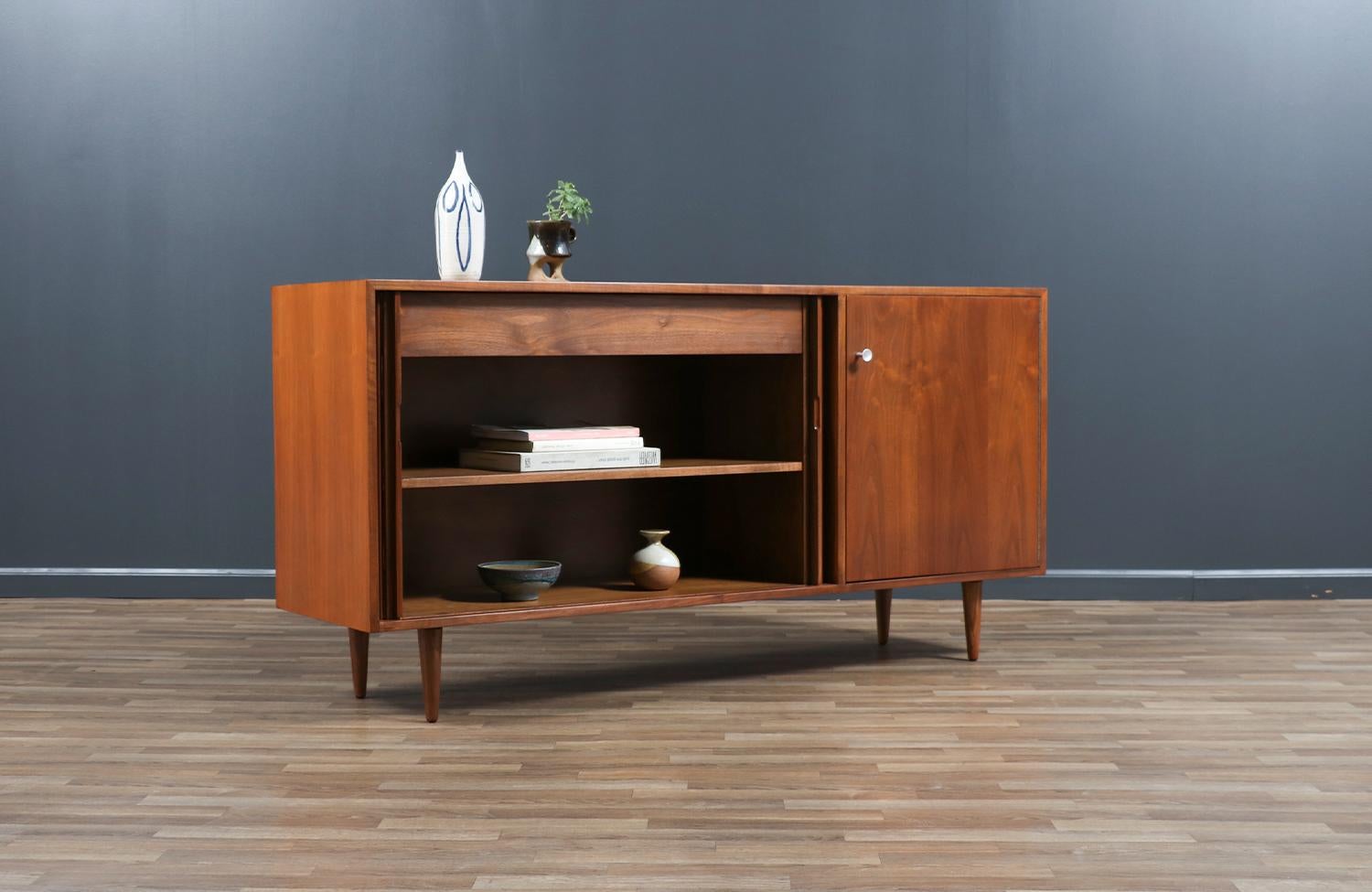 Americano Credenza con sportello a tamburo modernista della California di Milo Baughman in vendita
